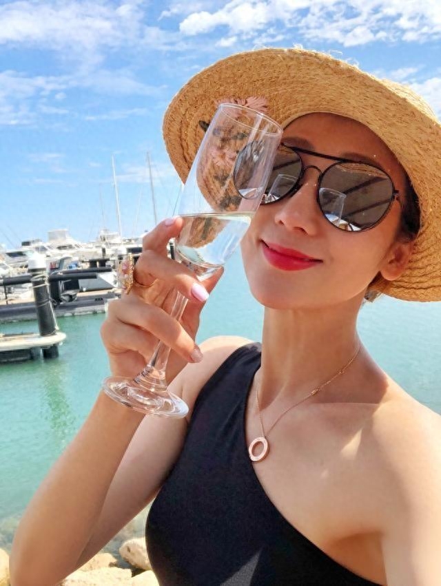 有种“整容”叫蒋丽莎结婚，5年剖4胎后，如今比大16岁丈夫还显老