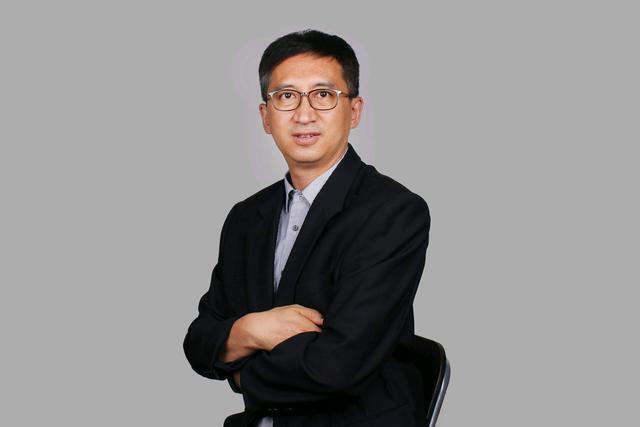 首都名中医侯小兵，擅长用电热针结合中药治疗老年病，成效显著