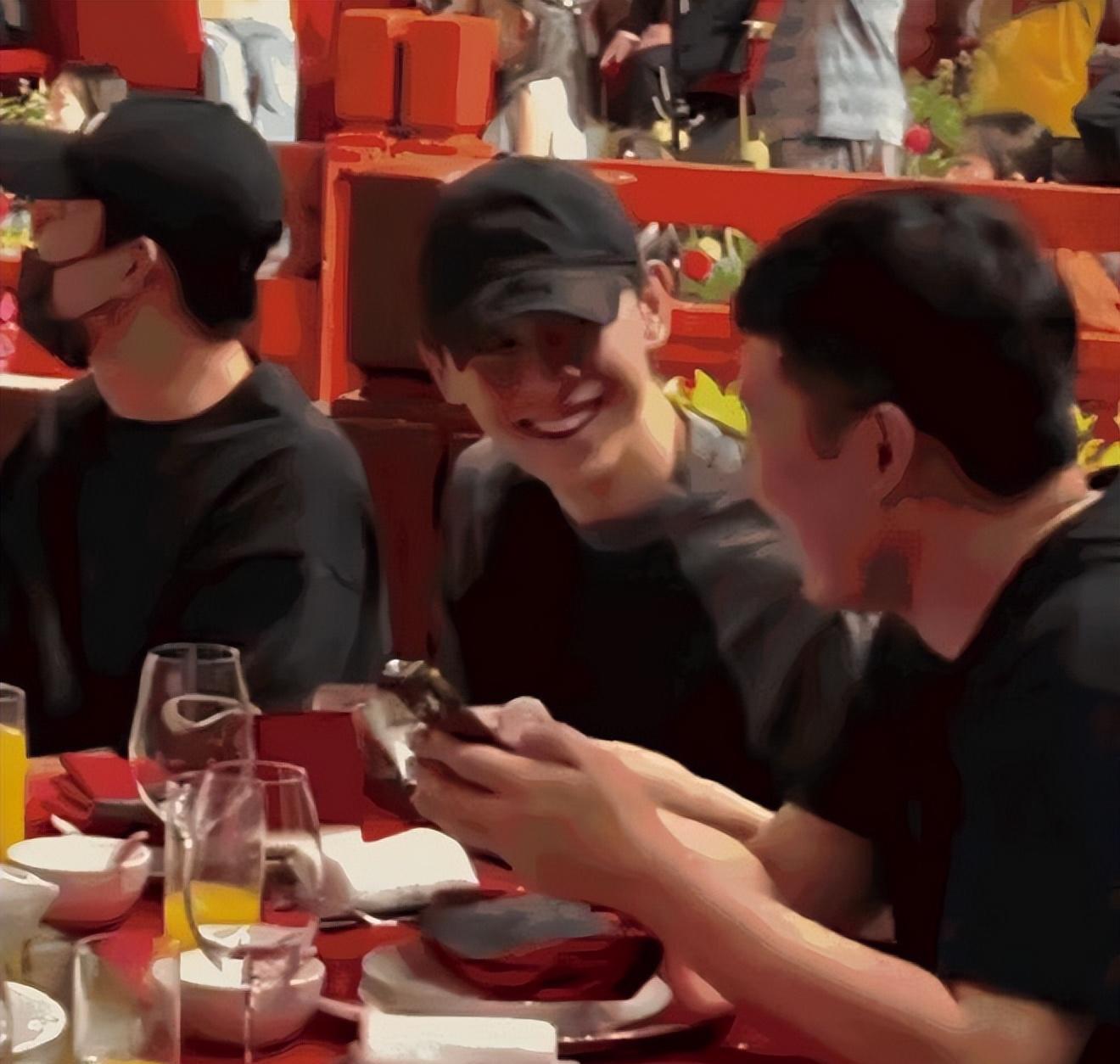 邓伦|邓伦近照大变样，疑整容变双眼皮，与圈内明星一起参加婚礼成焦点