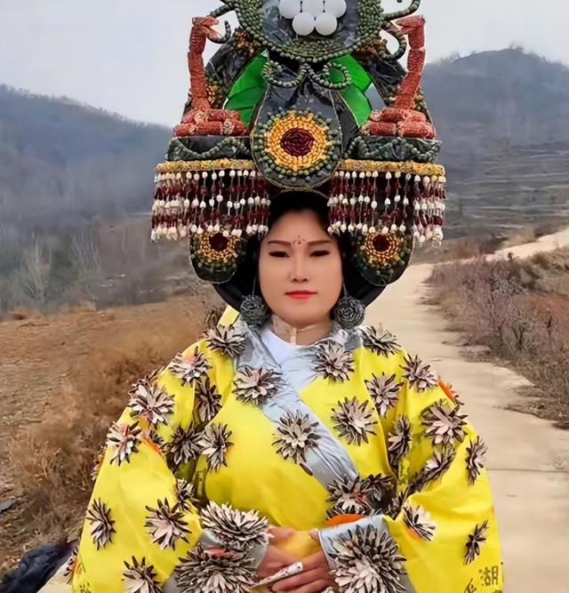 女网红用泡面桶和麻袋模仿武则天,走红后拒23家公司签约:不想赚钱