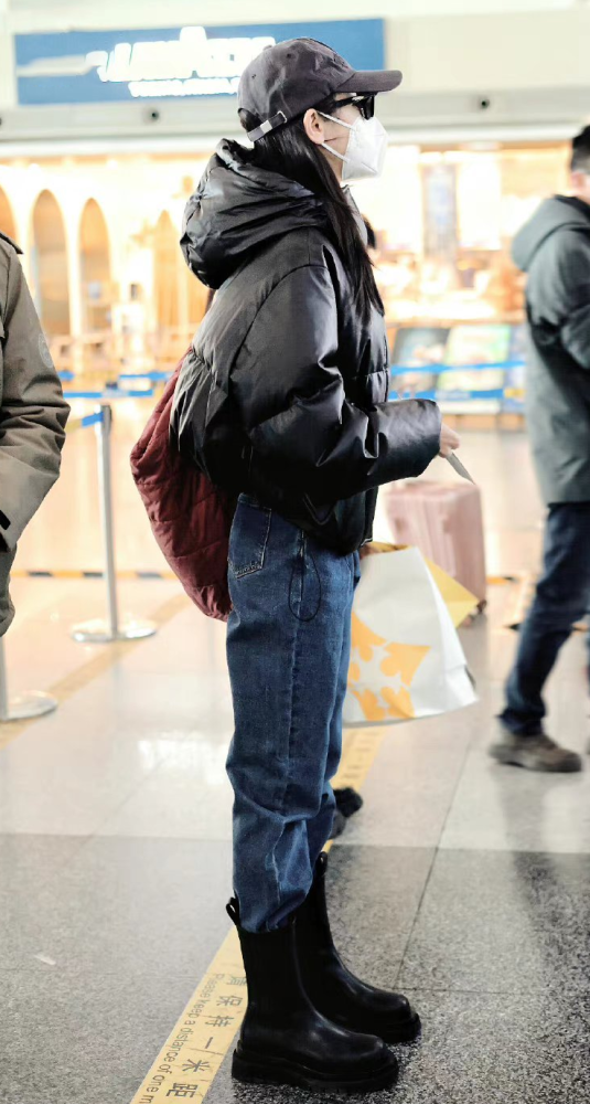 迪丽热巴|迪丽热巴回国营业：穿吊带短裙露小蛮腰，肚子平平力破怀孕传闻