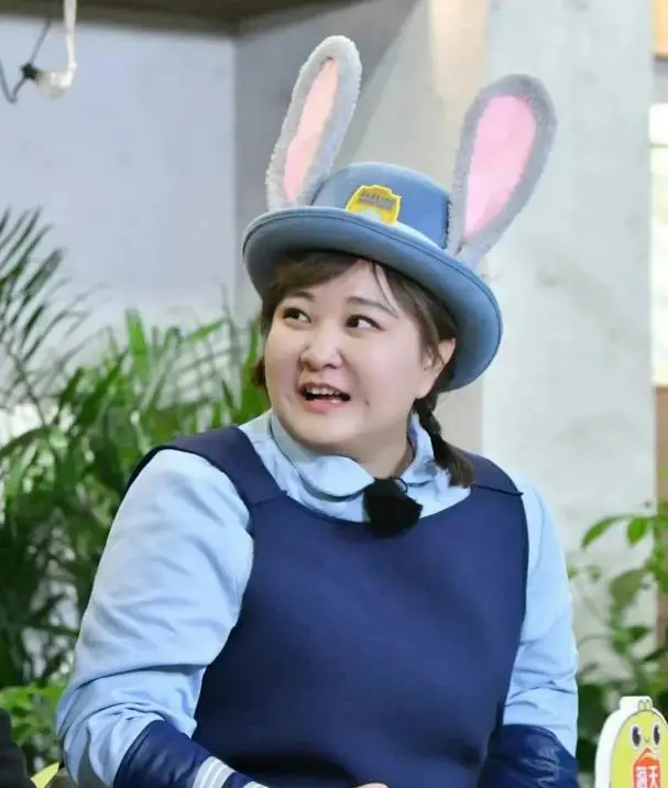 贾玲 贾玲为拍新角色减重100斤，身材纤细脸变小，网友直呼变化太大