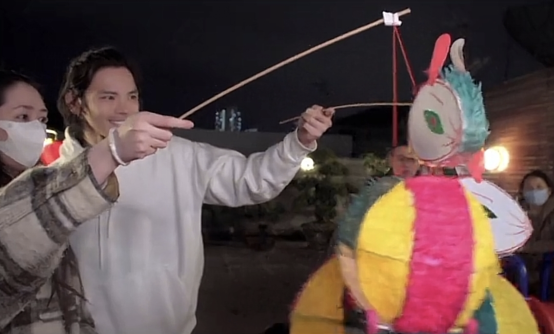 郭碧婷|向太晒祖孙三代过元宵,郭碧婷向佐同框玩花灯,孙子孙女可爱出镜!