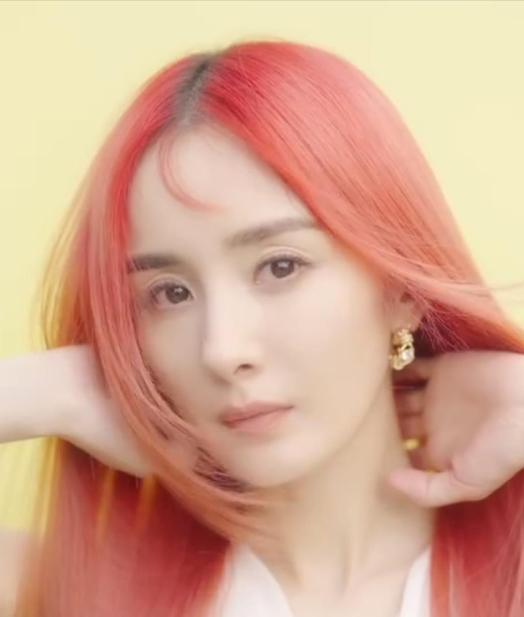 杨幂|36岁杨幂红发造型曝光，精修与未修图差距大，头发稀松还在强撑少女感