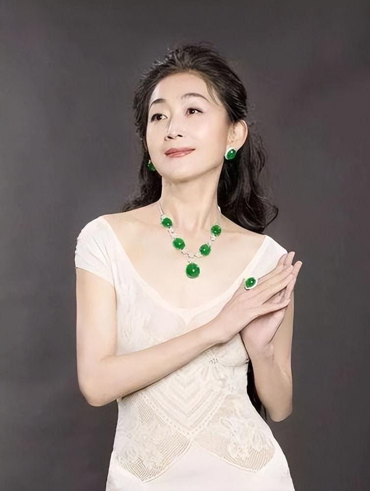 吴君如|中年依旧未婚未孕, 却从不缺固定伴侣, 3位\假清高\女星过得很滋润