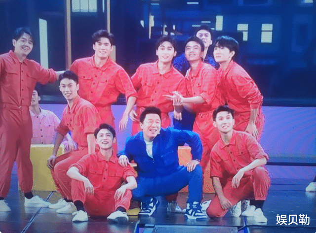 春晚|春晚6个名场面：张若昀反差大、黄渤9年审美不变、周深痛并快乐着