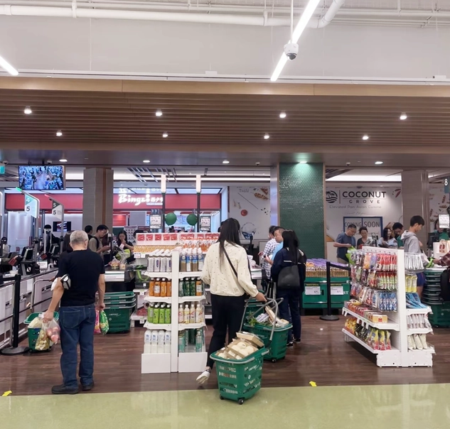 56岁王祖贤国外购物,小腹突出衣服皱巴巴,只买青菜和速冻冷食