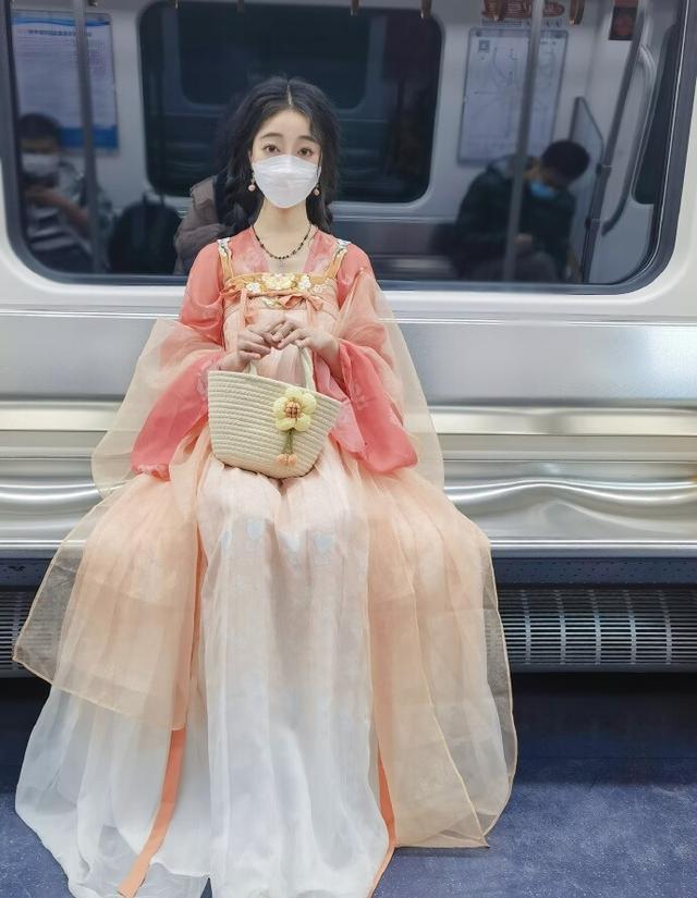 发型 被中国地铁里的“美人”惊艳了，穿汉服好养眼，气质更是高级