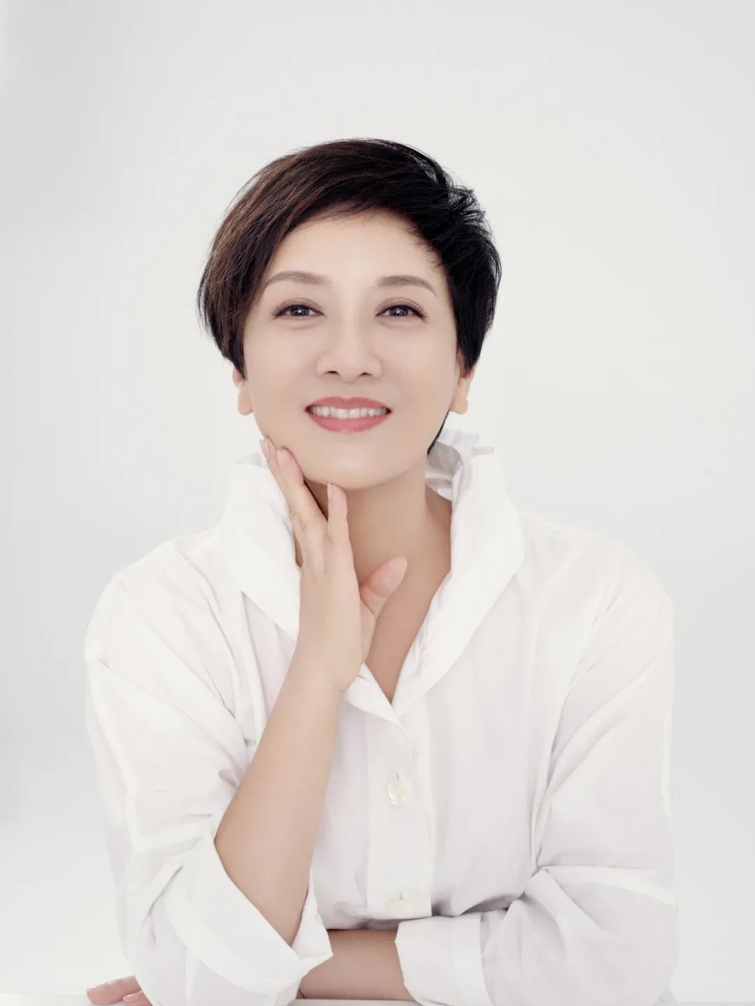 短发 看了66岁邓婕的老年状态，才懂：发剪短，衣穿素，自然老去更优雅