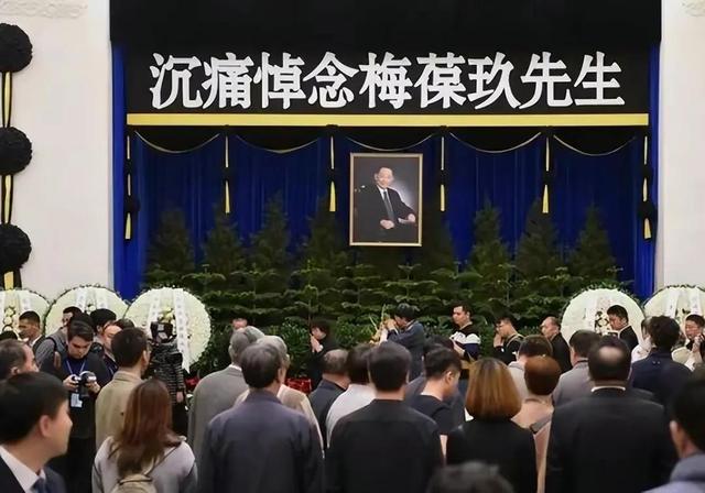 李玉刚|李玉刚,被时代“抛弃”的时候,连声招呼都不打!