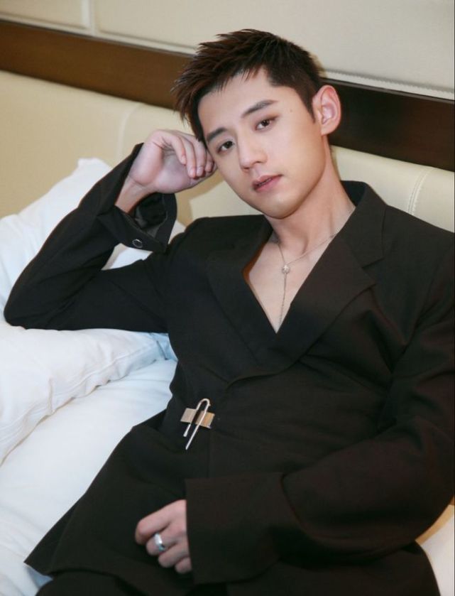 张继科|张继科再爆恋情：和景甜分手有内幕，迷上赌博到处借钱