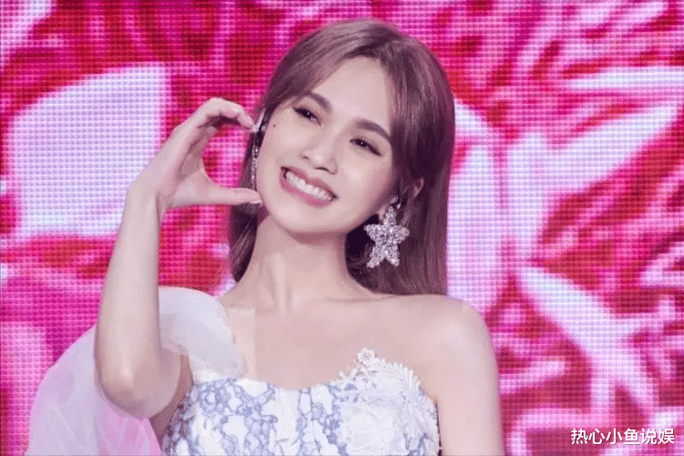 先别着急封杀她,让全世界都看看她有多蠢,这下3个人全凉了!