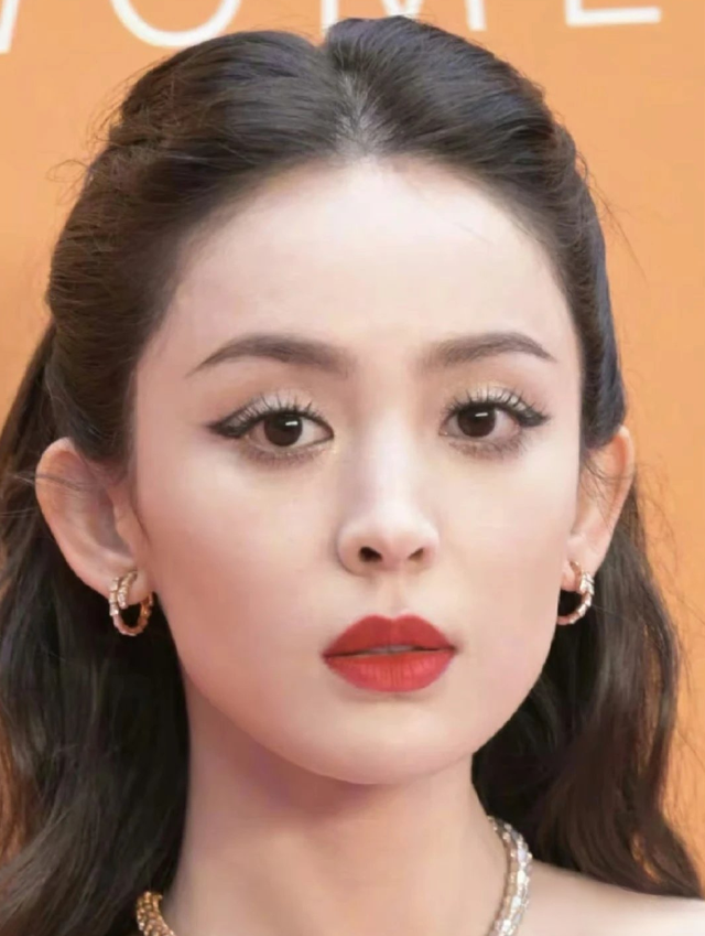 明星 女明星的怼脸生图，离开了灯光滤镜，连迪丽热巴也扛不住！