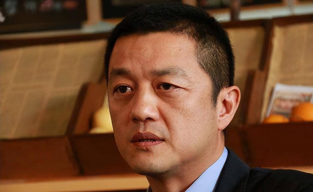 52岁李亚鹏现身云南小县城!吃8元快餐接地气,蹲路边吃面没桌子