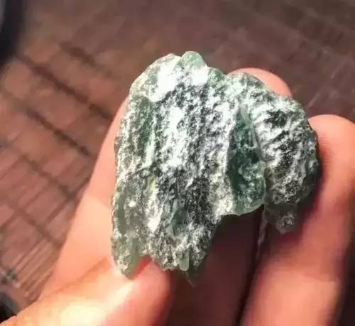 翡翠|分享一块具有代表性的翡翠原石，雕刻后成品会是如何？