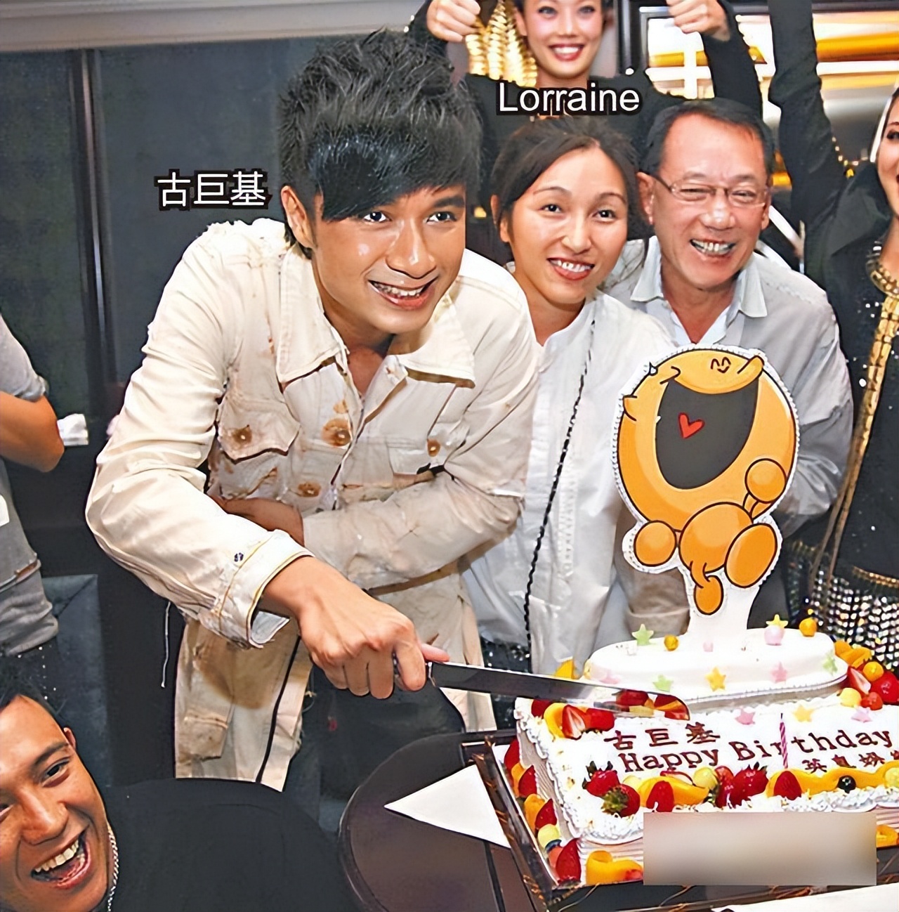 古巨基来内地工作,55岁妻子打扮朴素像助理如影随形,颜值惹争议