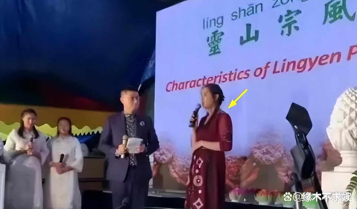 56岁王祖贤南京被偶遇！背2万元包包穿搭太时髦，瘦20斤美回小倩