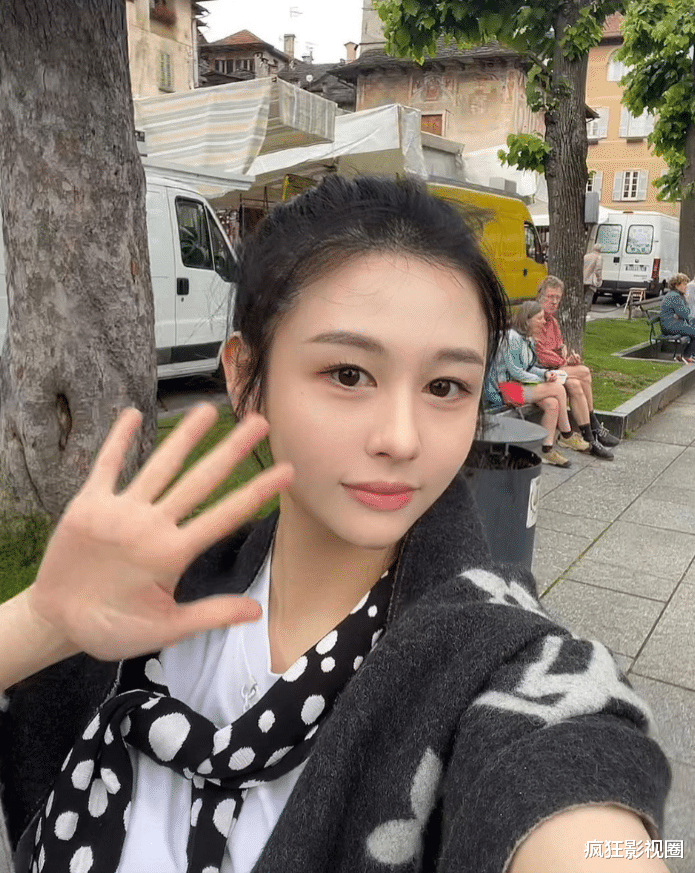 闯进顶级名媛圈,邱淑贞女儿和闺蜜晒近照,又一个王室公主