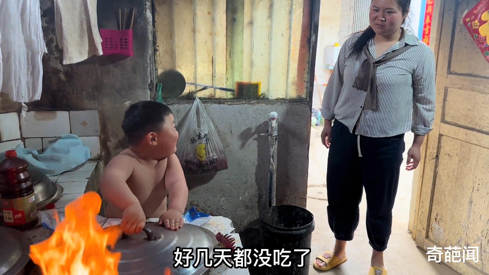 烘焙|熊孩子想吃肉抓鸡就直接往锅里炖,妈妈看到后哭笑不得:真会玩!