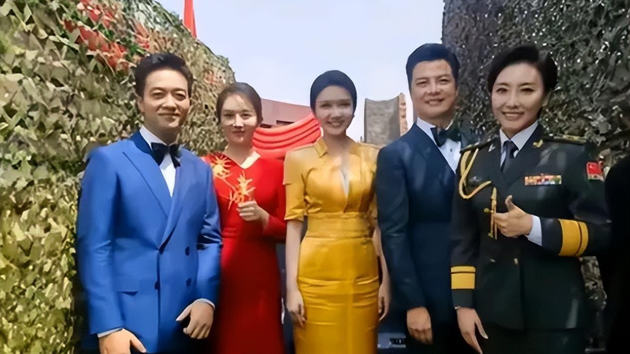 央视八一晚会主持阵容“遭质疑”，观众评论“亮了”