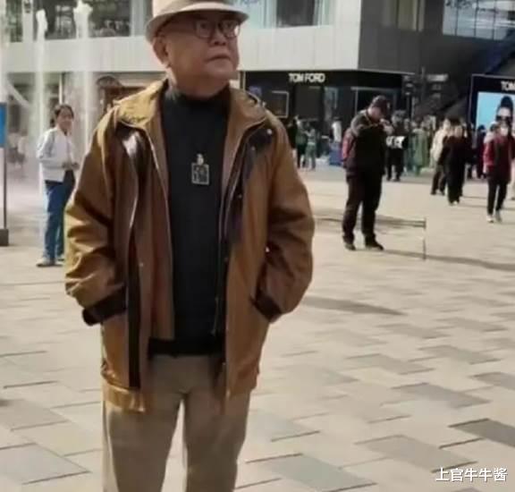 王刚|75岁王刚移民被骂后，三里屯逛街被群众围堵，曾清空账号疑似退圈