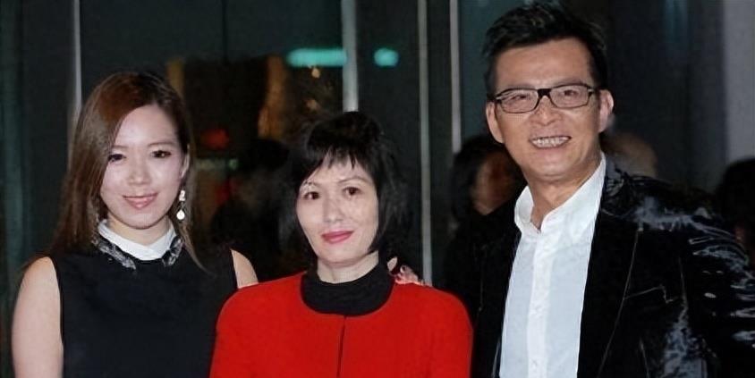 港媒称黄日华求婚女神，妻子去世只有三年，说好的终生不娶呢？