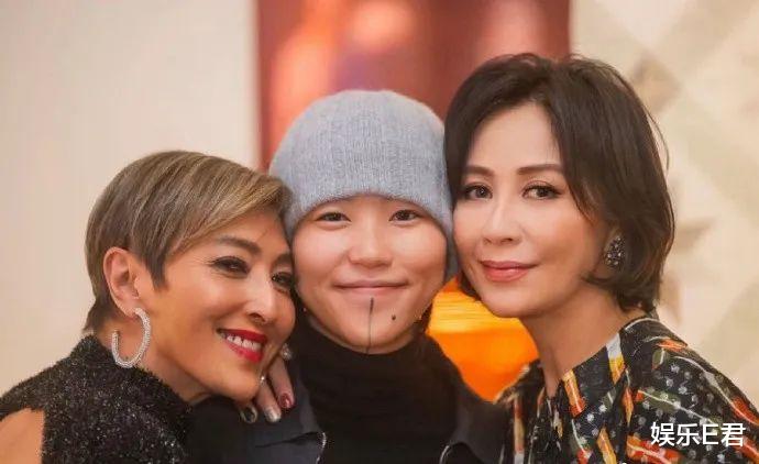 刘嘉玲晒圣诞聚会照，窦靖童代母社交，顺便继承了王菲的朋友圈