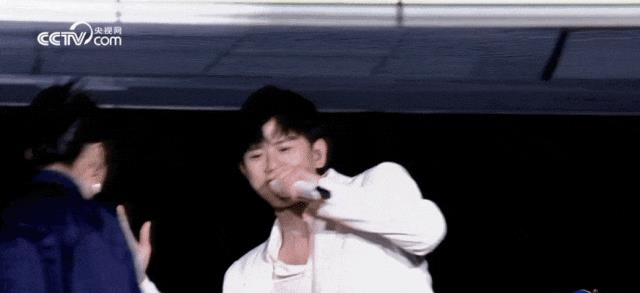 久违的音乐晚会，周笔畅又乱穿，谢娜跳脱放飞，周深深情有魅力