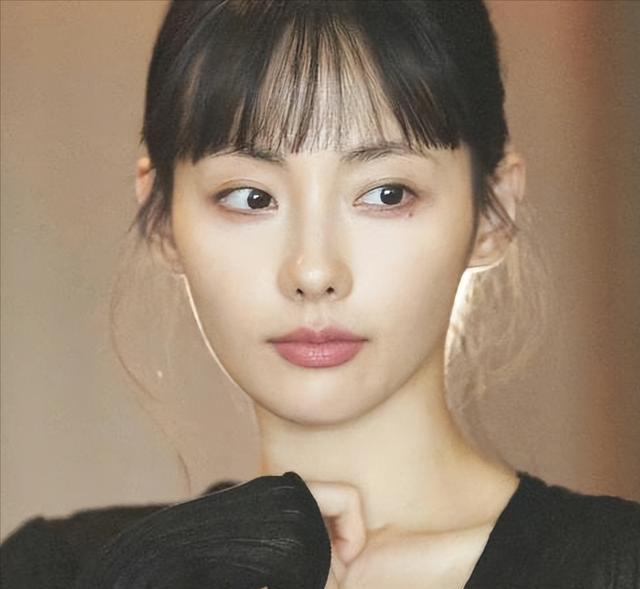 张嘉倪|张嘉倪出席活动,屁股“太翘”引热议,网友:好明显的假屁股