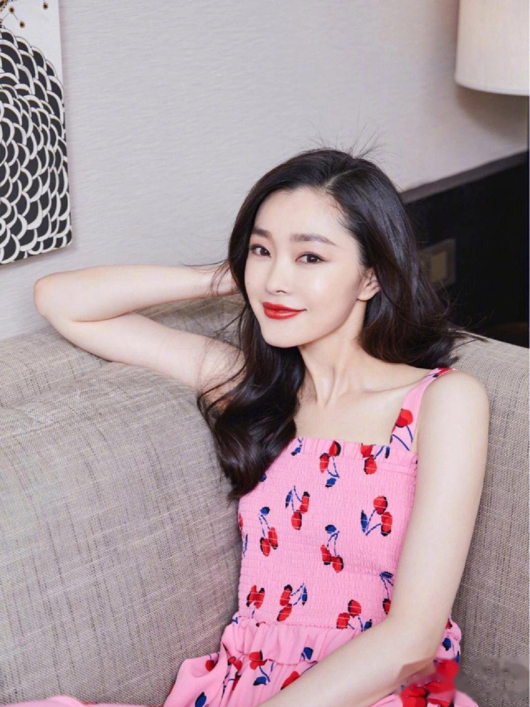 33岁宋铁当众被搂抱!小4岁白敬亭充当护花使者,两人疑好事将近