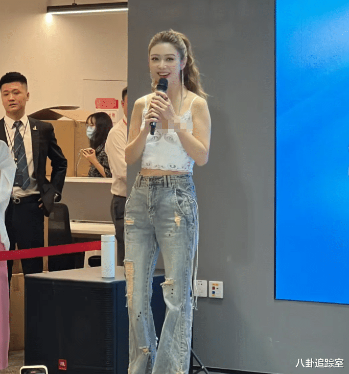 42岁薛凯琪现身扫楼，穿白吊带肤白貌美大长腿，被指撞脸林志玲