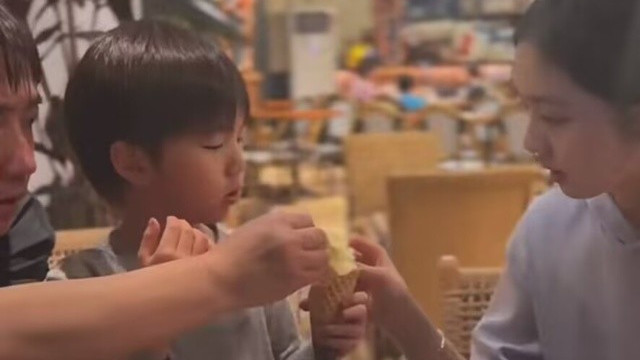 黄磊|黄磊陪孩子们吃早餐，多妹化烟熏妆戏精上身，多多吃薯条蘸冰淇淋