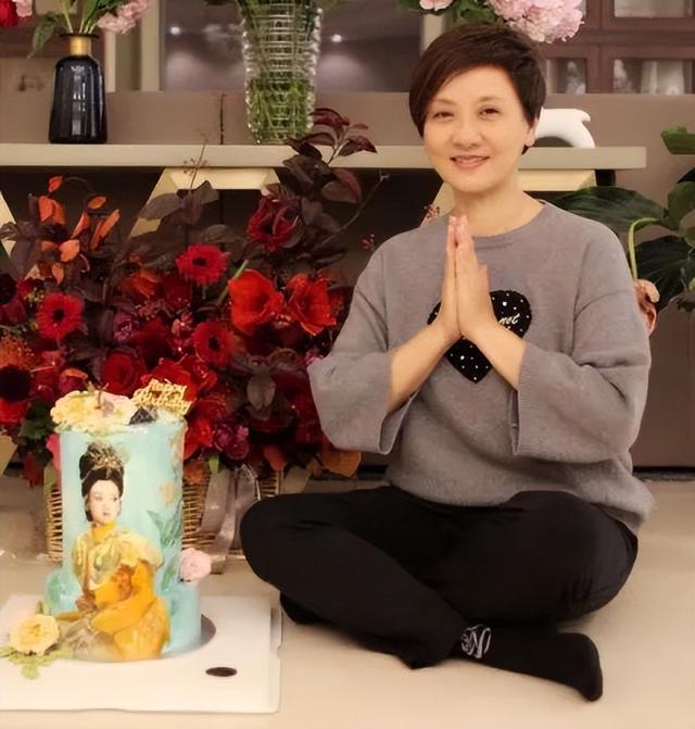 刘晓庆比邓婕大5岁,疯狂扮嫩却更像奶奶,一个像假人一个自然老