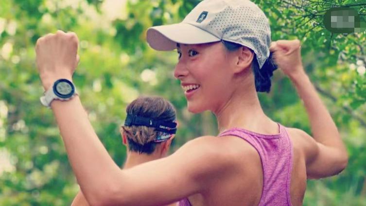 备孕？曝梁洛施复合后现身爬山，穿速干衣身材吸睛，李泽楷未现身