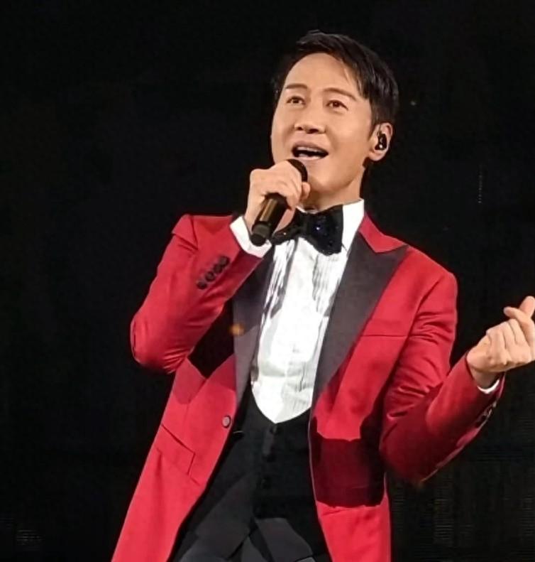 黎明开个唱，妻女到场欣赏，阿Wing陪5岁女儿与台上黎明秘密互动