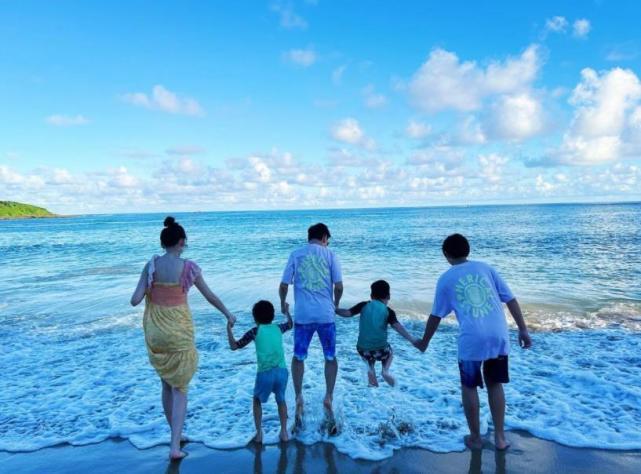 林志颖|林志颖车祸后首带妻儿出游 与三个儿子沙滩玩耍