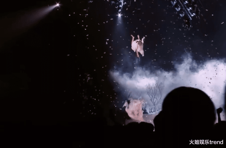 孟美岐空中坠落,Ella吓出表情包,她为了翻红有多拼?