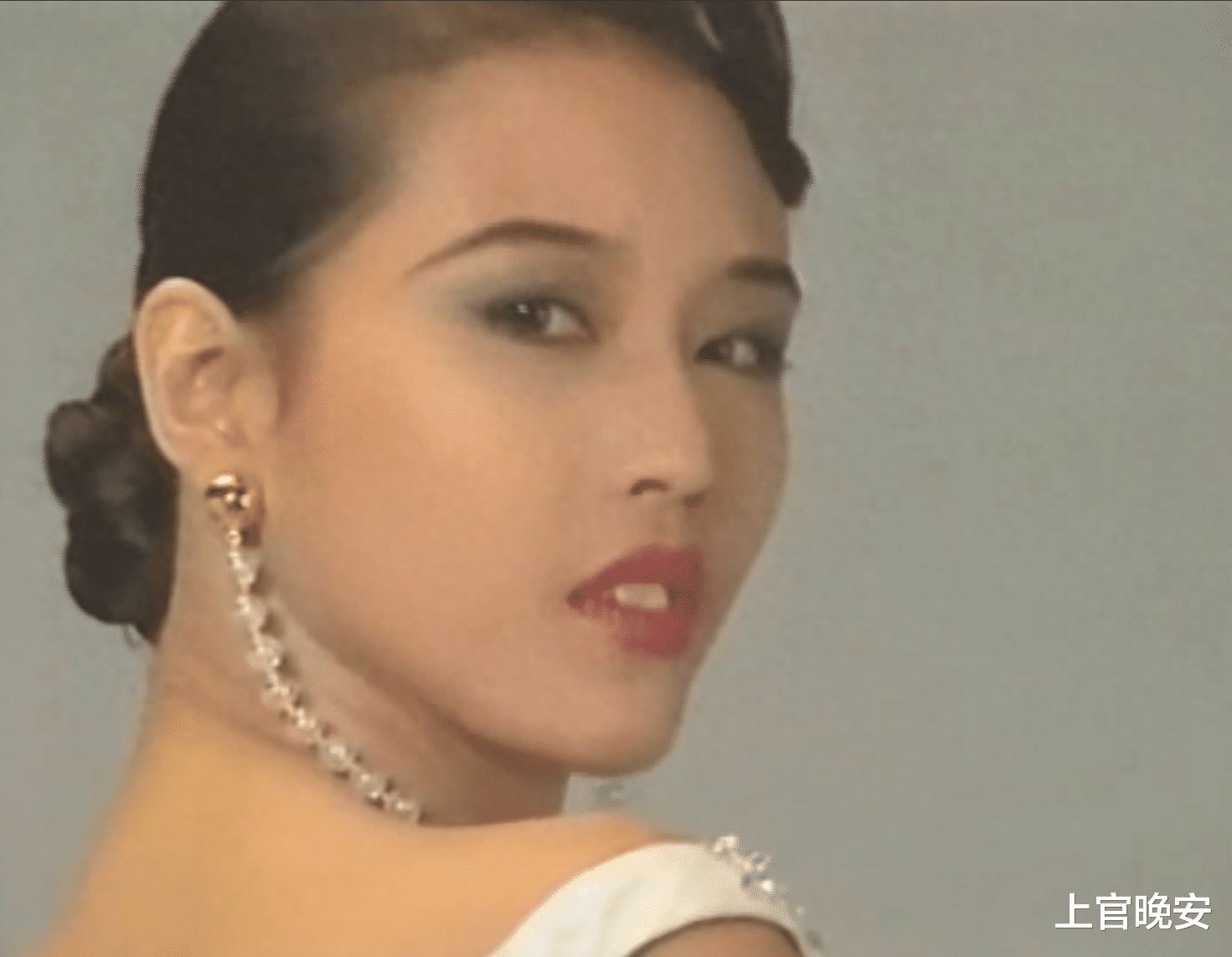 没眼看!嘴包不住牙,嘴凸,演戏难看,明星能不能放弃烤瓷牙审美