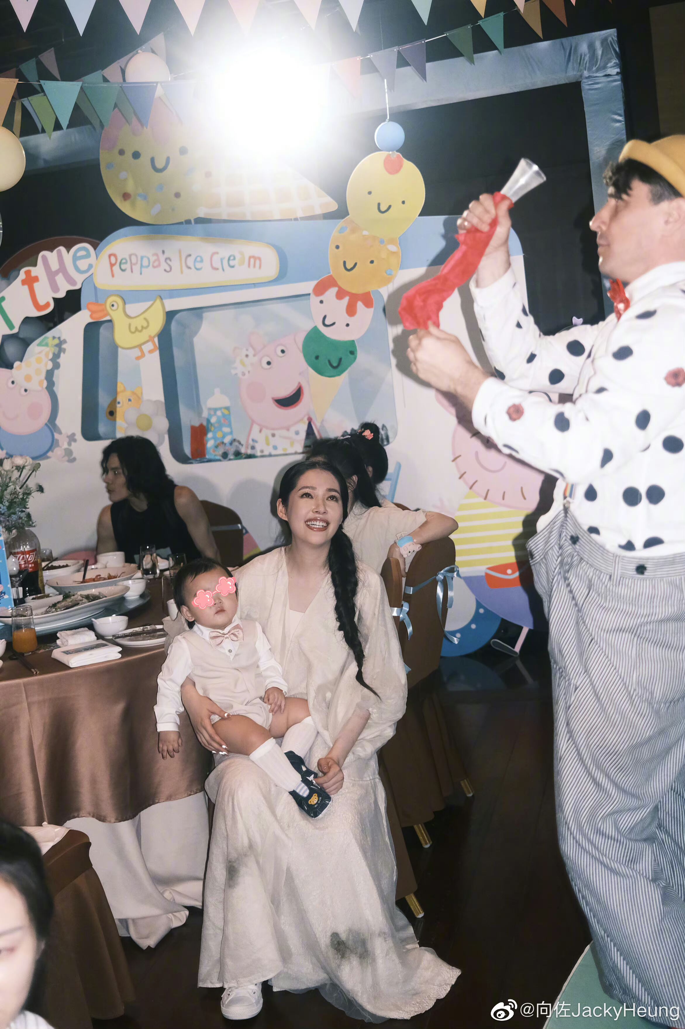 周冬雨|向佐晒全家福庆祝二胎周岁，一头油腻长发成讨论焦点，网友太有才