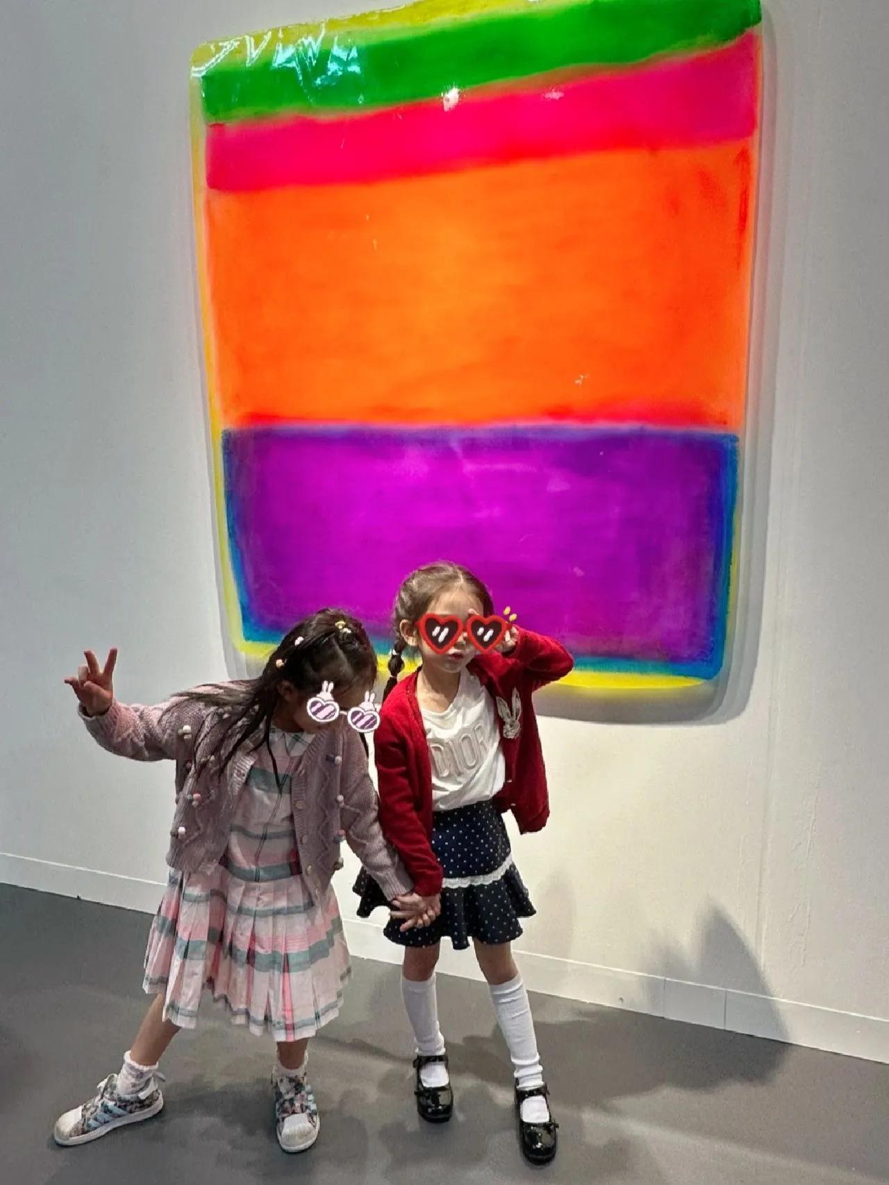 方媛|方媛携女儿看展,5岁大宝跟妈妈一样漂亮,打扮时髦纤细长腿抢镜