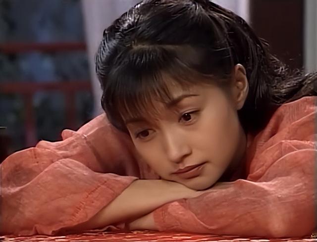 她曾是最美郭襄,被黎明狂追,却因精神病退圈,如今做了护士?