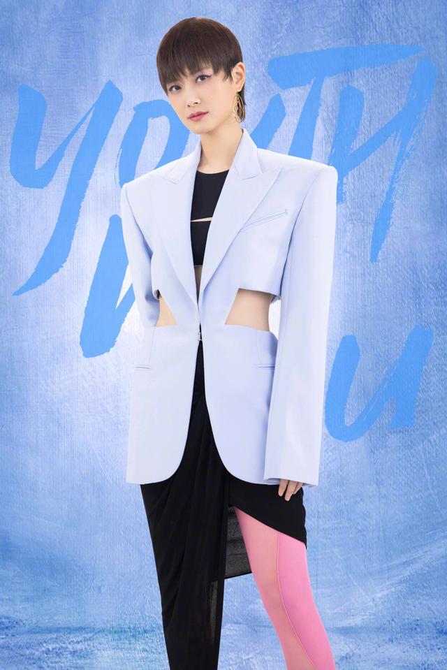 李宇春|李宇春的时尚看不懂,穿镂空西装还搭粉色丝袜,却意外显得很新潮