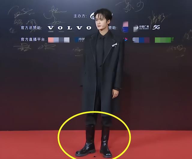 明星|红毯上明星的猎奇造型：穿肚兜，穿雨靴，披“床单”，戴刷碗手套