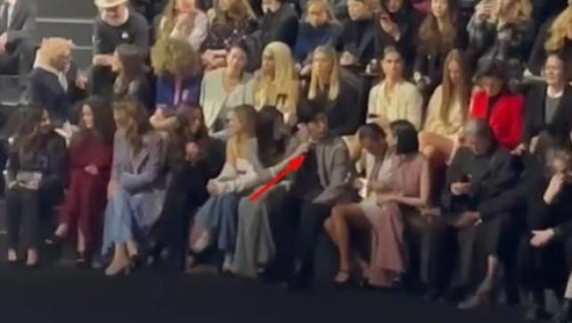 刘雯|刘雯和井柏然同框看秀，坐一起畅聊，大表姐还帮男友整理项链好甜