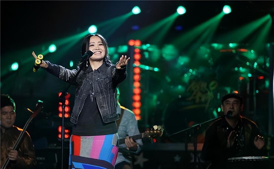 她连登5次春晚,却因为跟恩师同居怀孕,星途尽毁,55岁没人敢娶