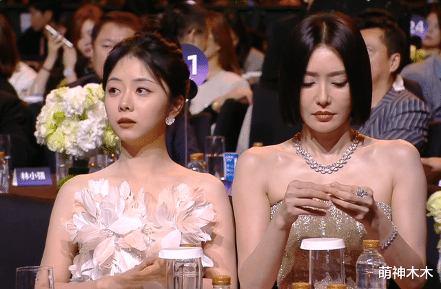 尖叫之夜尴尬瞬间：躲避C位，假唱被嘲，魏大勋上台秦岚玩手机