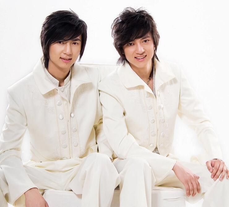 双胞胎的扛老基因是一样的吗?看看这6对双胎男星,你就有答案了