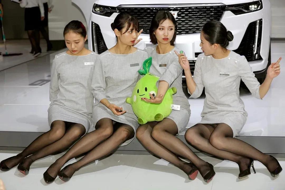 小姐姐|性感范十足的职场OL套装,一起来看看车展的工装制服!