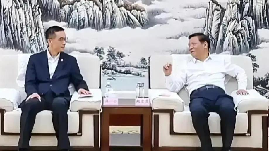 葛优躺|河南驻马店鲍书记登上热搜，他的傲慢全都体现在了“葛优躺”上