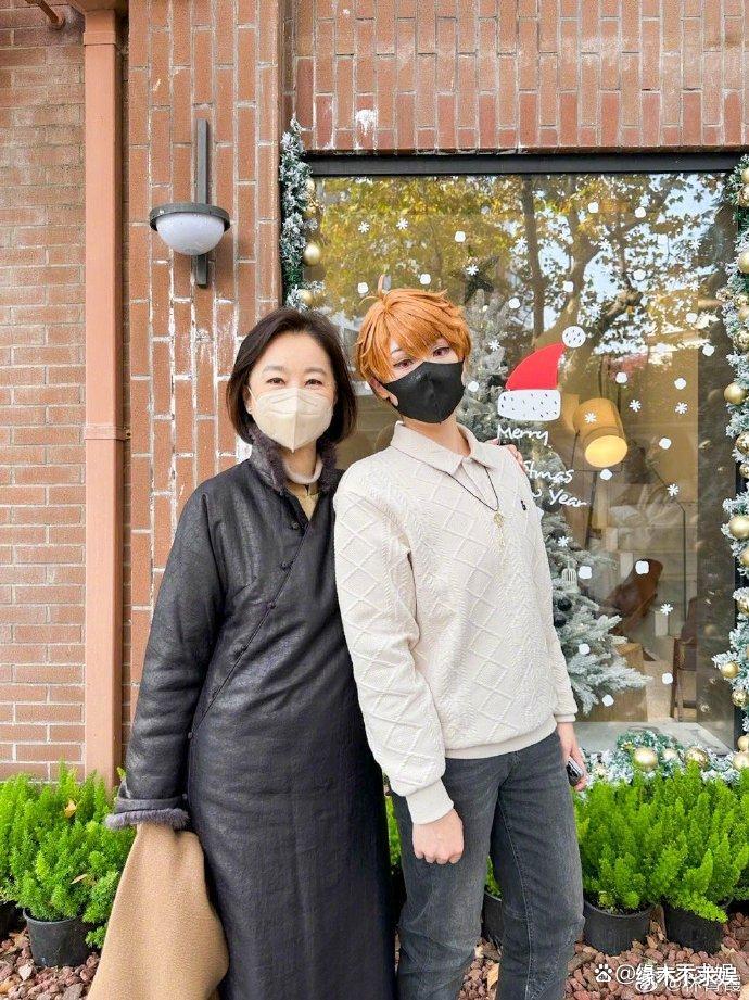 69岁林青霞主动找帅哥合影险遭拒绝,搭配古怪引争议,常常求路人合影!